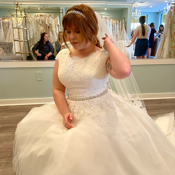 Cap sleeve wedding dress - Picture 2 of 4